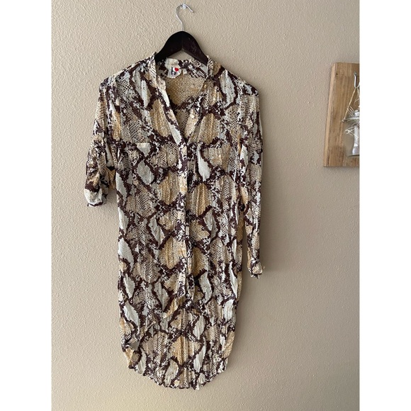 Snake print button down high low top - Picture 5 of 6